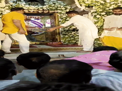 खाटूश्याम मंदिर प्रशासन ने सीएम को बाबा की तस्वीर भेंट की। और शोल पहनाकर स्वागत किया।