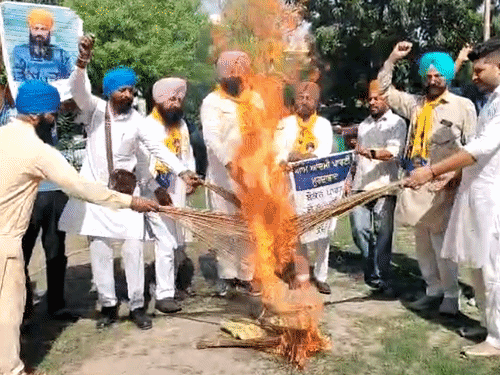 बठिंडा में परविंदर सिंह झोटा की हत्या के विरोध में झाड़ू फूंका। - Dainik Bhaskar
