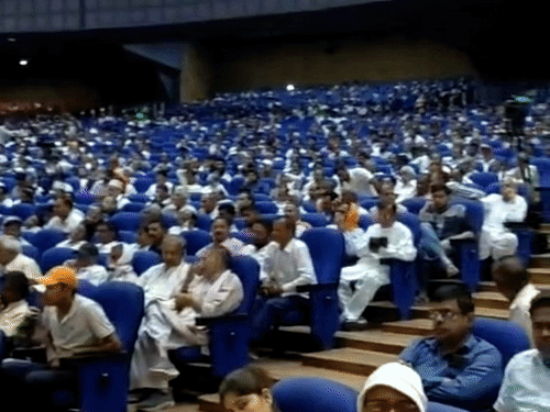 पटना के बापू सभागार में बड़ी संख्या में कांग्रेसी पहुंचे।