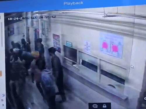 खरड़ सिविल अस्पताल में स्टाफ से मारपीट करता आरोपी।