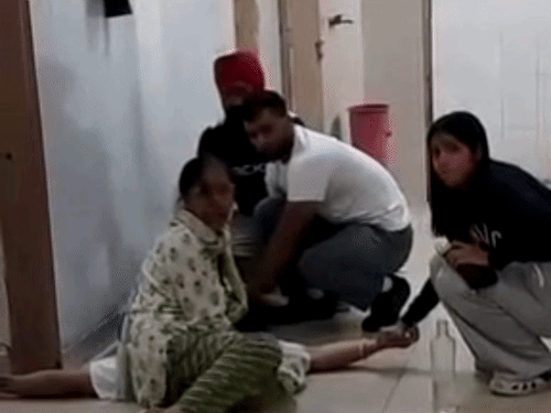 खरड़ सिविल अस्पताल में जमीन पर पड़ा मरीज। इसी पर महिला डॉक्टर को पीटने का आरोप है। - Dainik Bhaskar