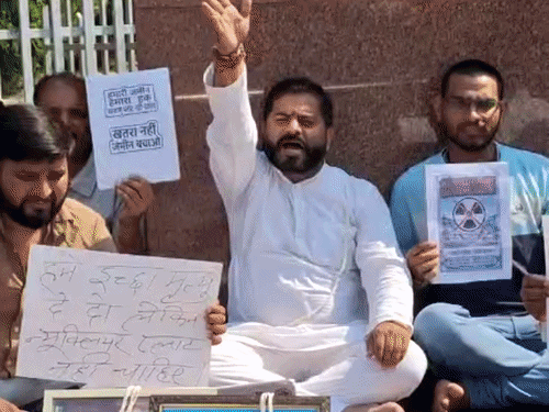 पूर्व सीएम अर्जुन सिंह की प्रतिमा के सामने धरना देते कांग्रेस कार्यकर्ता - Dainik Bhaskar