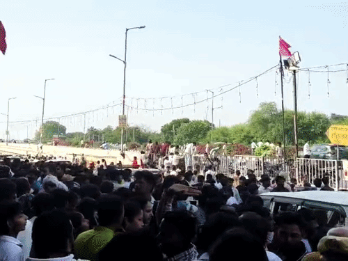 सिंगर मासूम शर्मा का गाना सुनने पहुंचे फैंस उनके चले जाने पर नाराज हो गए और उनकी गाड़ी का पीछा करने दौड़ पड़े।