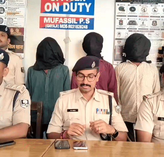 पुलिस गिरफ्त में तीन शातिर।
