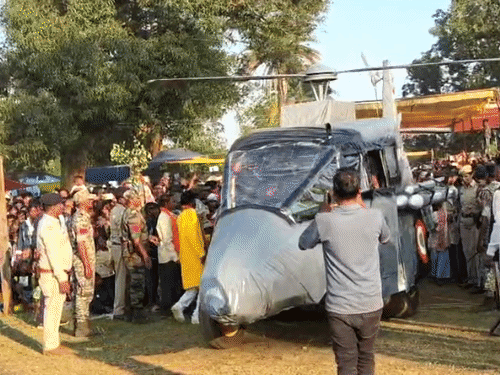 दशहरा मेले में हेलीकॉप्टर का मॉडल आकर्षण का केंद्र रहा।