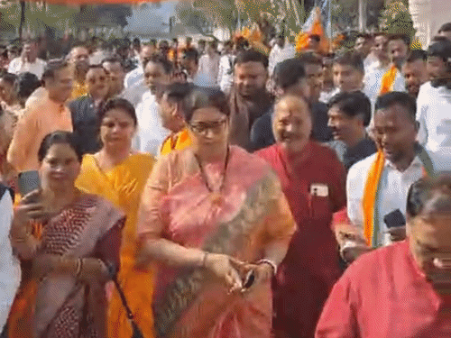 स्मृति ईरानी ने एक कार्यकर्ता को प्यार से सेल्फी लेने से रोका।