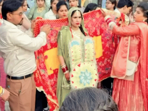 महज कुछ घंटे पहले बहन की पीलिया की रस्म निभाता अजय और उसका परिवार।