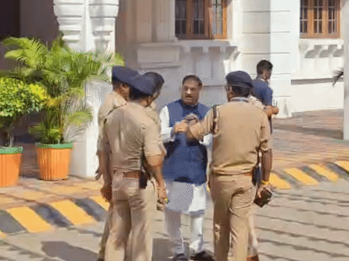 पुलिस को कार्यालय से बाहर किया गया है। इस दौरान भाजपा नेता पुलिस को समझाते हुए नजर आए।