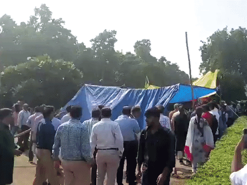 जामिया में चुनाव की मांग पर छात्रों का प्रदर्शन जारी: विरोध-प्रदर्शन के बीच कैंपस के गेट बंद, स्टूडेंट्स को रोकने पर विवाद, कई हिरासत में dbgifmagic 2026 10 24t153711 358 1792929037012