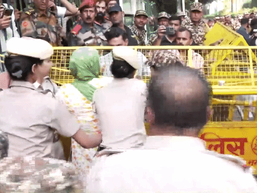 जामिया में चुनाव की मांग पर छात्रों का प्रदर्शन जारी: विरोध-प्रदर्शन के बीच कैंपस के गेट बंद, स्टूडेंट्स को रोकने पर विवाद, कई हिरासत में dbgifmagic 2026 10 25t164612 519 1792927011610