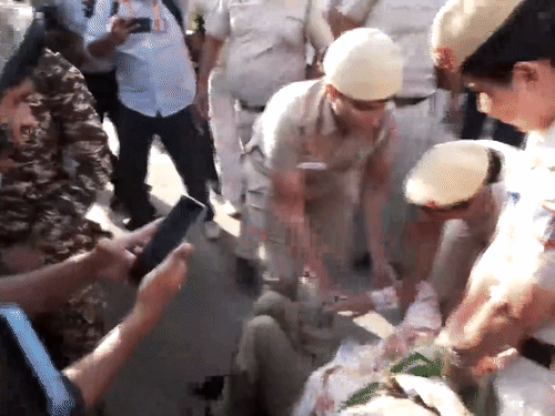 जामिया में चुनाव की मांग पर छात्रों का प्रदर्शन जारी: विरोध-प्रदर्शन के बीच कैंपस के गेट बंद, स्टूडेंट्स को रोकने पर विवाद, कई हिरासत में dbgifmagic 2026 10 25t165926 673 1792927823524