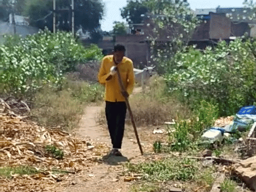 हादसे में बाबूलाल के पैर में चोट लगी है। वह लाठी के सहारे चल रहे हैं।