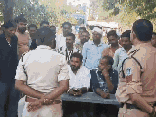 वीडियो में जिला पंचायत उपाध्यक्ष थाने के बाहर बैठकर धमकाते नजर आ रहे हैं।