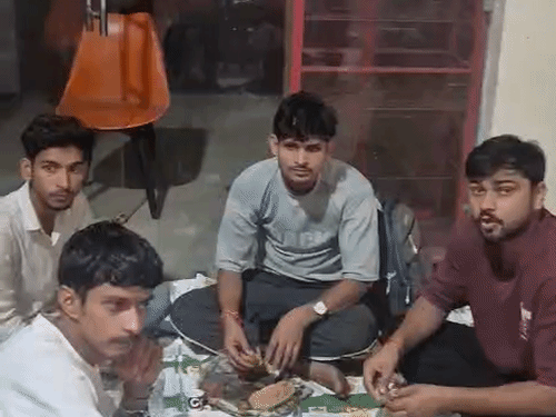 स्टेशन पर खाना खाते अभ्यर्थी।