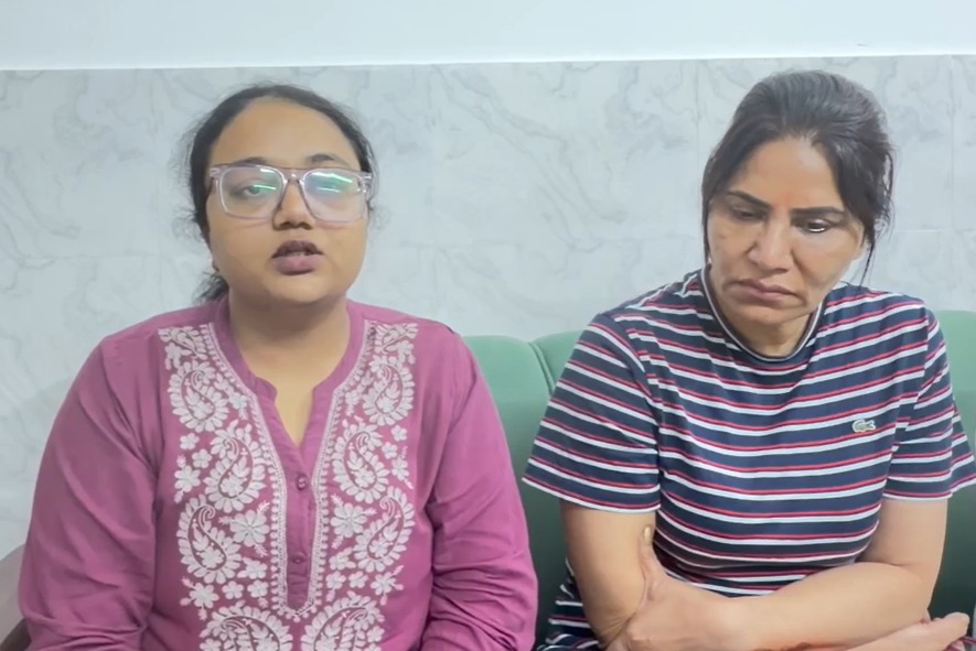 आरोपी ने डॉ. हरशरनप्रीत कौर (बाएं) के साथ मारपीट की।