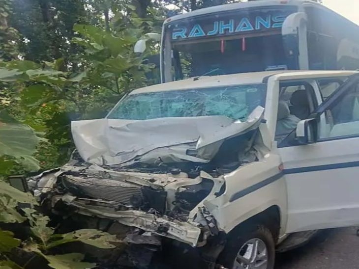 कोरिया में रांची से चिरमिरी जा रही बस और बोलेरो के बीच टक्कर हो गई।