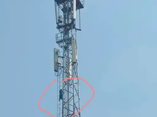 शादी को लेकर विवाद में एक युवती लगातार दूसरे दिन रविवार को बीएसएनएल के करीब 150 फीट ऊंचे मोबाइल टावर पर चढ़ गई।