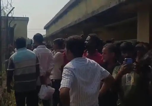 सूचना मिलने पर पुलिस मौके पर पहुंची। थाना प्रभारी विक्की कुमार सहित पुलिसकर्मियों ने उसे सुरक्षित नीचे उतारने के लिए समझाने का प्रयास किया।