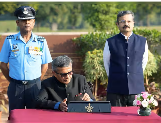 राजेश 1989 बैच के केरल कैडर के IAS हैं।