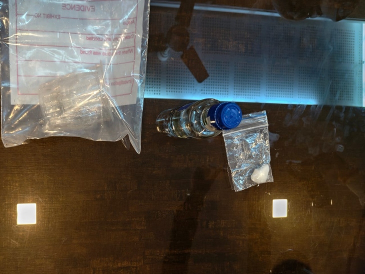 पुलिस ने आरोपी के कब्जे से शराब की खाली बोतल और सुहागा की पुड़िया जब्त की है।