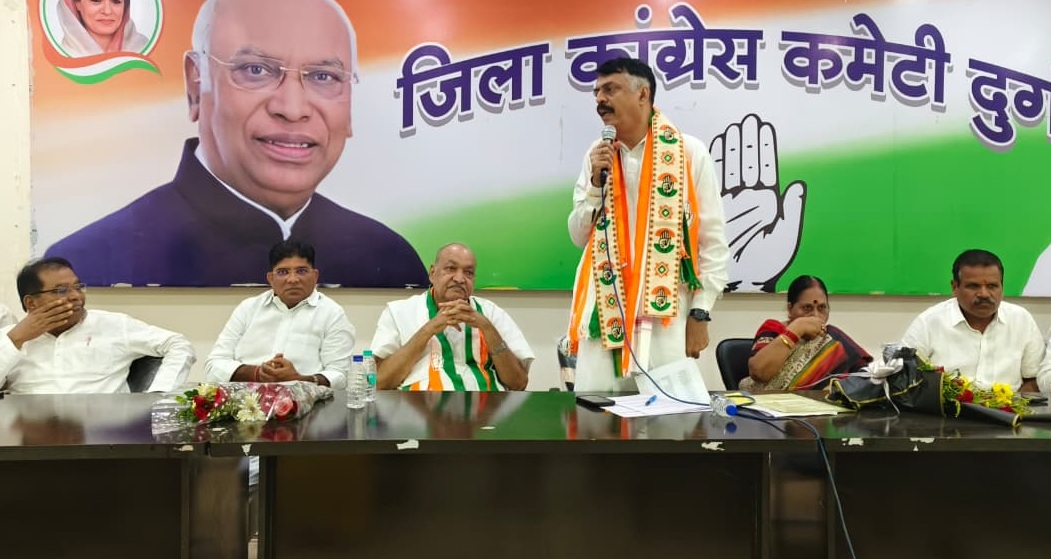 दुर्ग के कांग्रेस भवन में पत्रकारों को संबोधित करते राजेश ठाकुर।