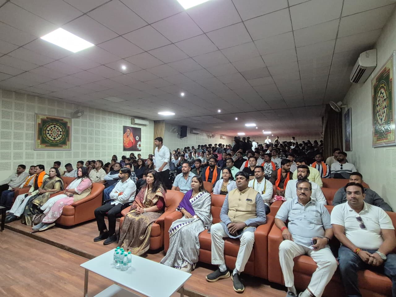 भिलाई में प्रधानमंत्री नरेंद्र मोदी के मन की बात कार्यक्रम में शामिल हुए पदाधिकारी।