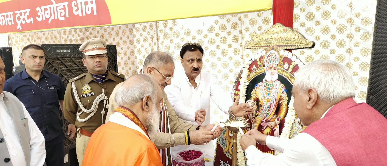 हिमाचल प्रदेश के राज्यपाल कविंद्र गुप्ता मेले का उद्घाटन करते।