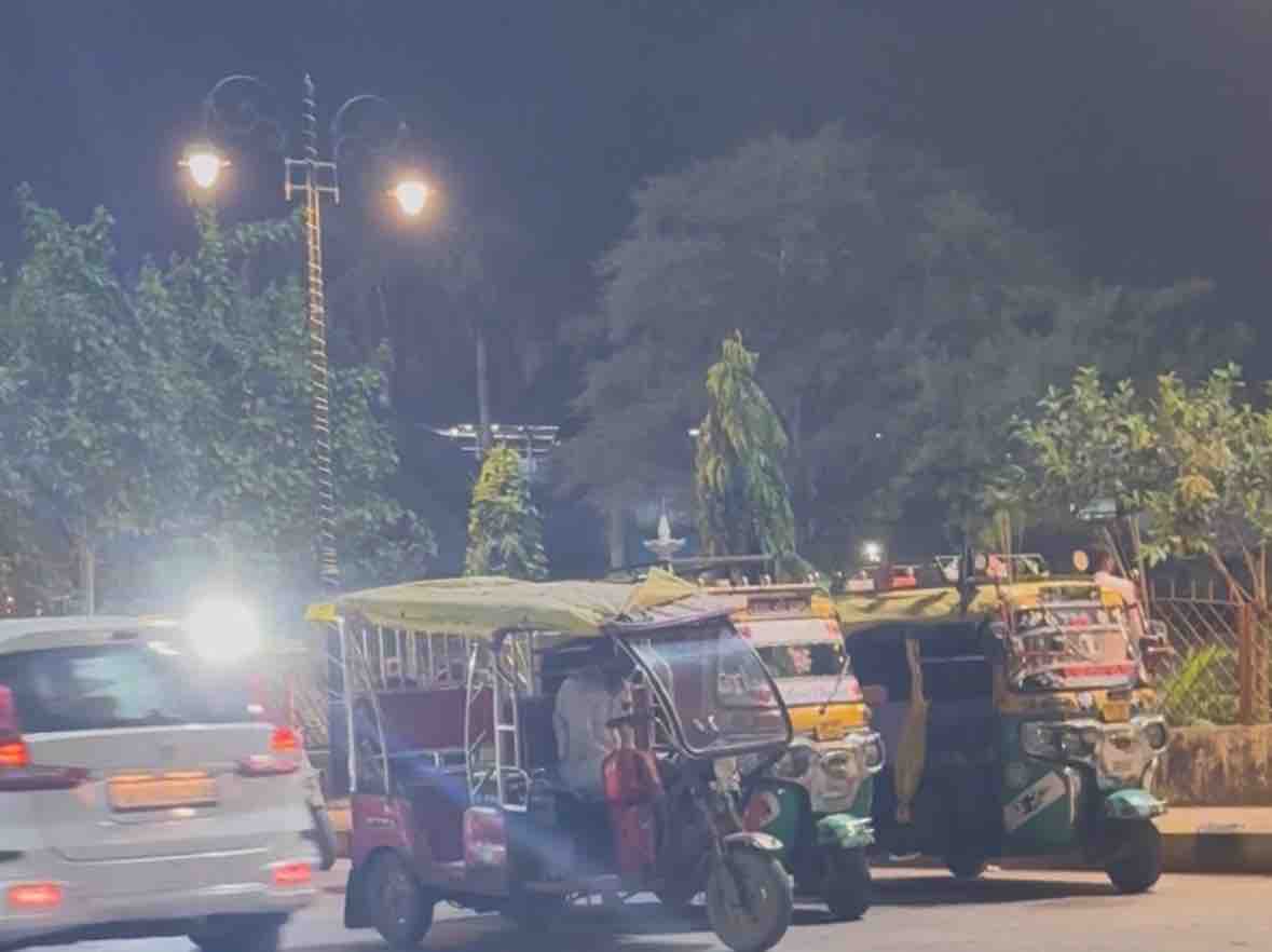 Ricksshaw Subedarganj Station News | Illegal Auto E-Rickshaw Entry In Prayagraj