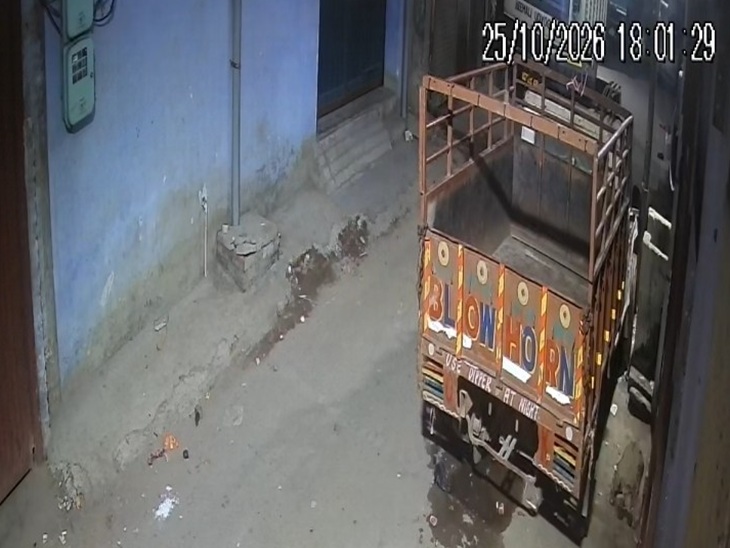 बाइक सवार पीछे से आए और उन्होंने मोटरसाइकिल गाड़ी के आगे लगा दी।