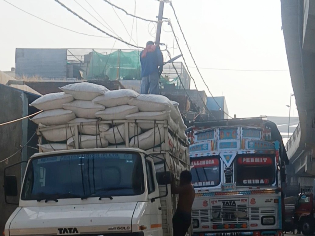 Ayodhya High Tension Wire Danger: Fatehganj Overbridge Risk to Workers