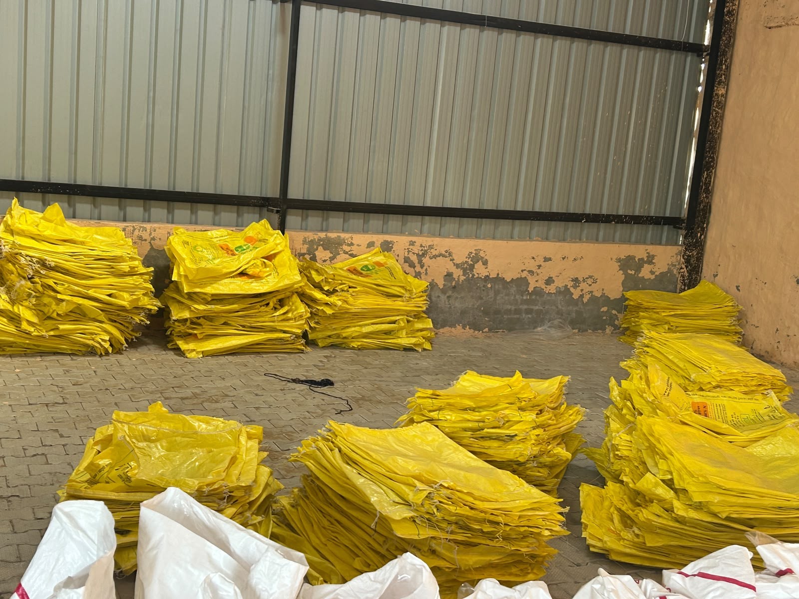 Cia Briefcase Hansi Urea Black Marketing Exposed | CIA Raid Finds 900 Bags