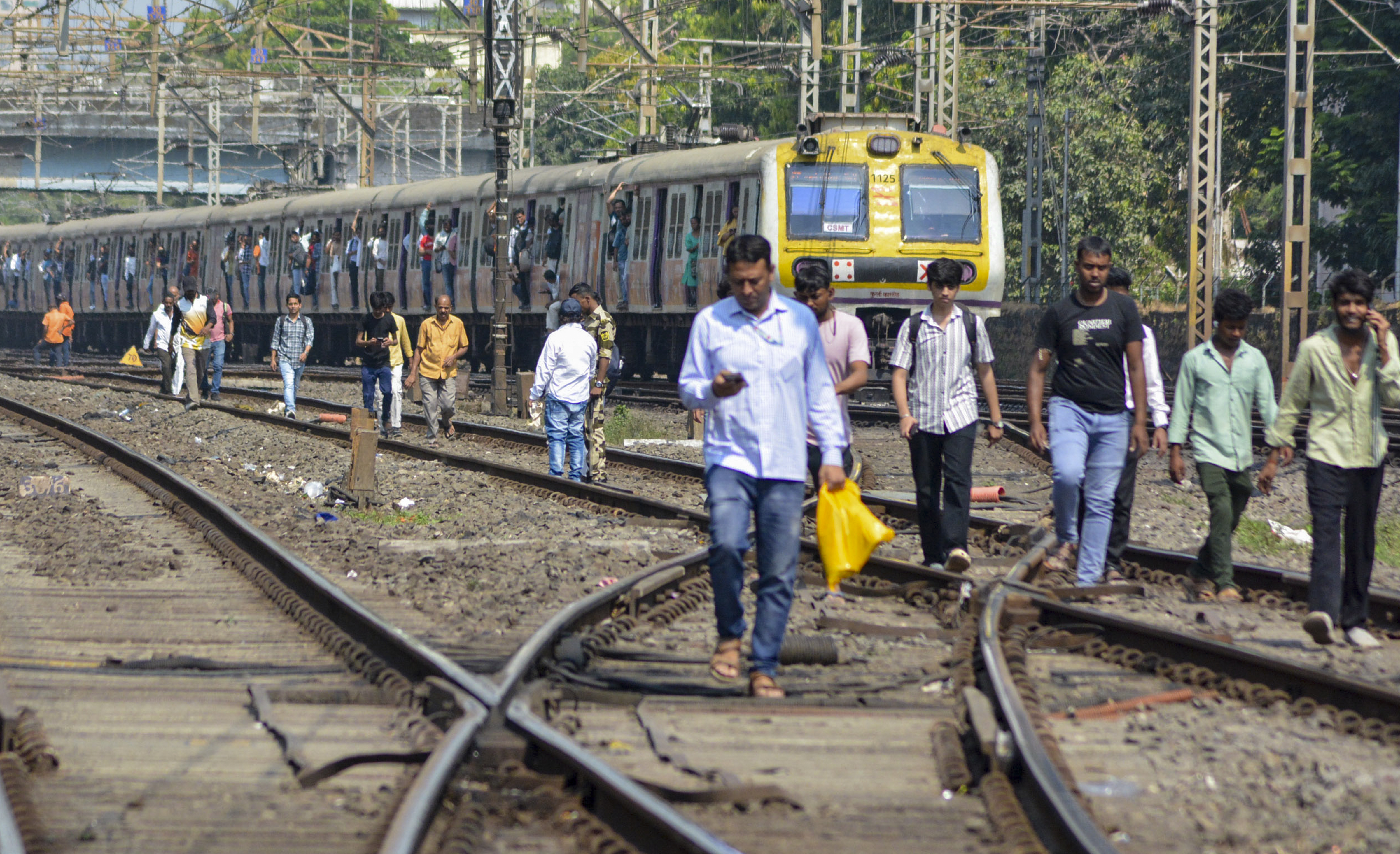 Mumbai Local Train Disruption | Vikhroli-Thane Line Fire & Track Accident