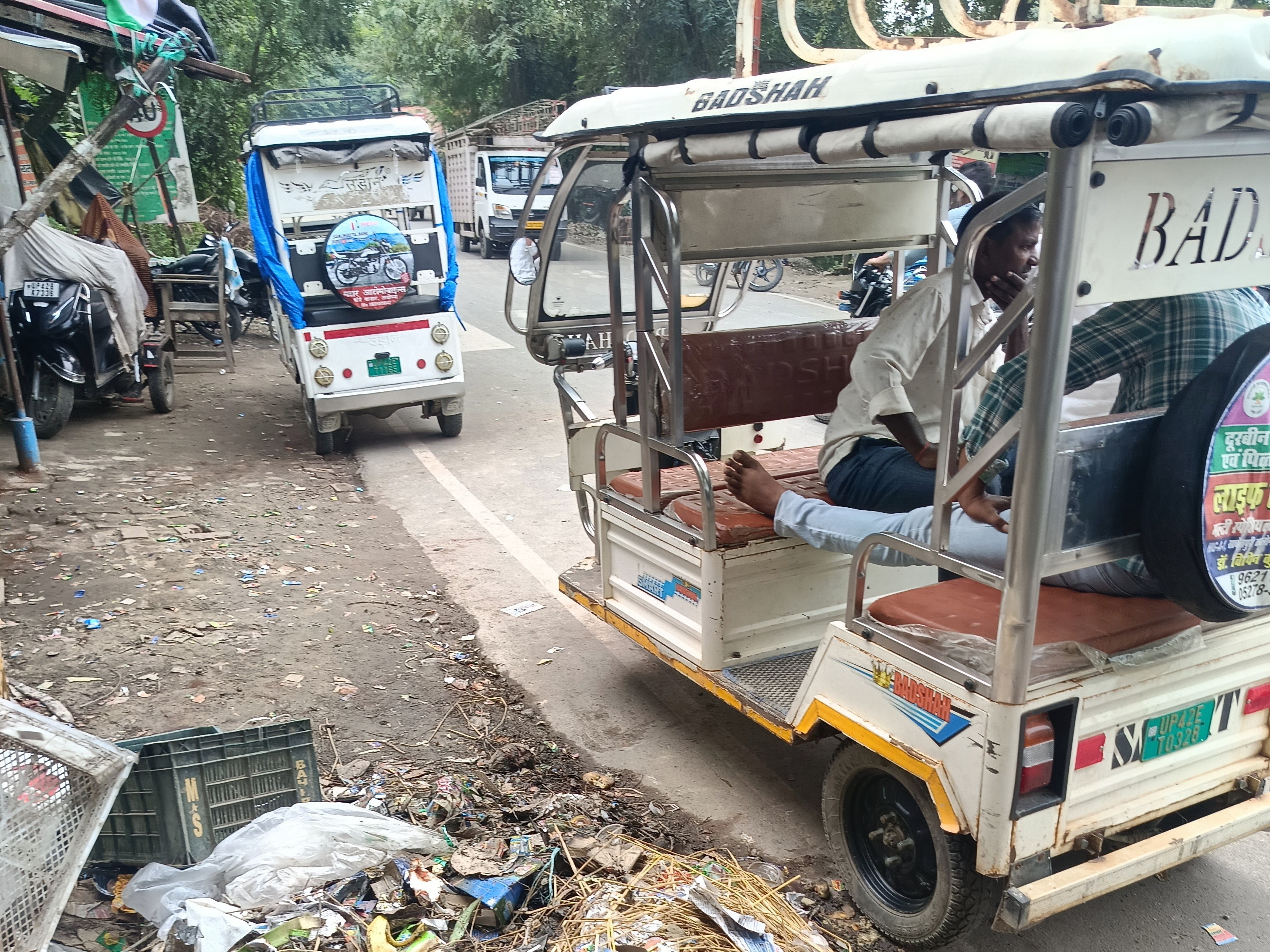 Ricksshaw Ayodhya Purakalandar Road Encroachment | Garbage & E-Rickshaw Trouble