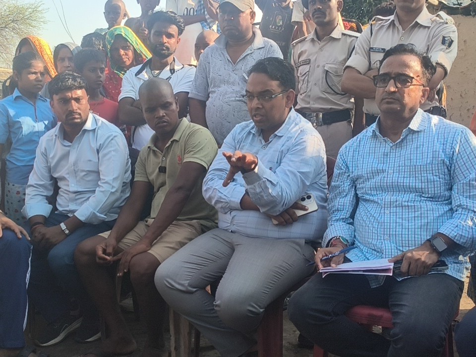 पीड़िता परिवार से मिलने पहुंचे अधिकारी।