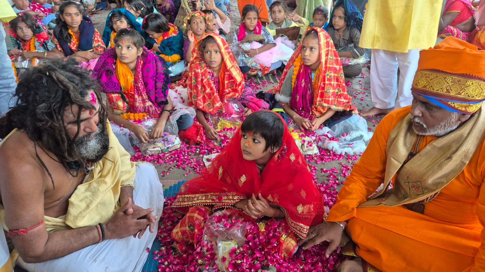 After worshipping the Guru, Raju Baba performed the tradition of ...