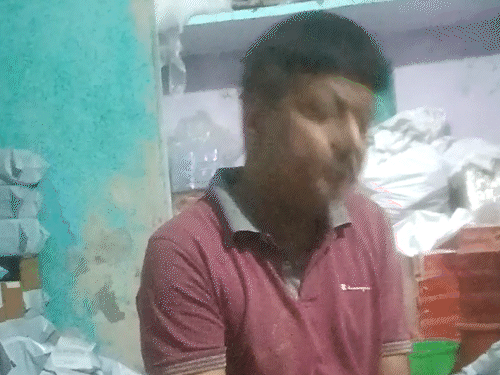 व्यापारी ने खुद माना कि असली-नकली दोनों तरह के वर्क बेचते हैं।