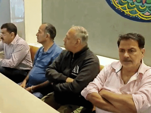 पठानकोट होलसेल केमिस्ट एसोसिएशन के पदाधिकारी बैठक करते हुए।