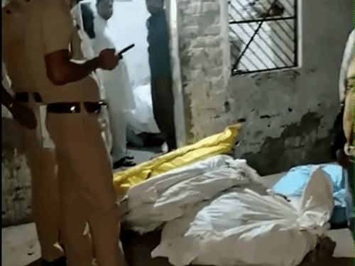 पुलिस को मिली तारों से भरी बोरियां - Dainik Bhaskar