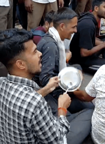 थाली पीटकर प्रदर्शन करते बिहार पुलिस ड्राइवर्स के कैंडिडेट्स।
