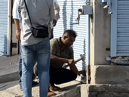 मानसा के वीर नगर मोहल्ले में आरोपी केमिस्ट के गोदाम के ताले तोड़ने के लिए प्लंबर को बुलाया गया।
