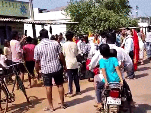 बच्चा चोरी के शक में भीड़ ने लात-घूंसों से महिलाओं को पीटा।