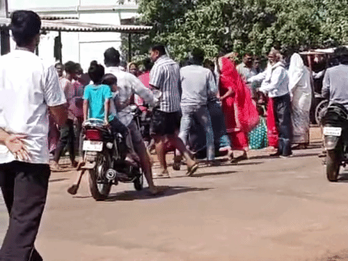 गांव के लोगों ने लाठी-डंडों से भी मारपीट की।
