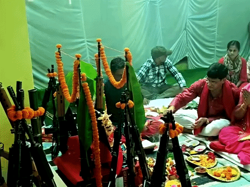 दशहरा पर एसपी वाईपी सिंह पत्नी संग शस्त्र पूजा करते हुए।