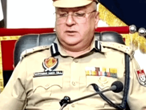 जानकारी देते अधिकारी