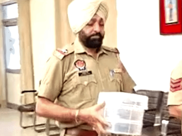 बरामद हथियारों को ले आते पुलिस कर्मी - Dainik Bhaskar