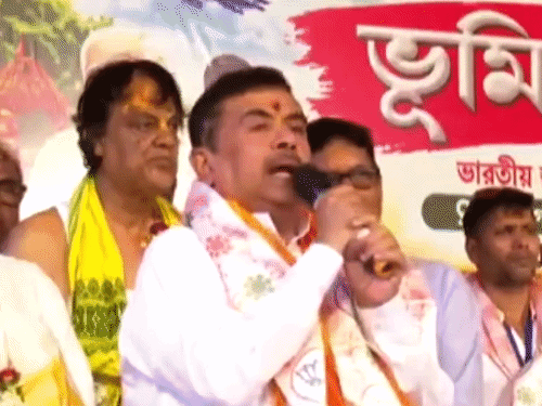 बंगाल सीएम सुवेंदु अधिकारी सोमवार को पश्विम बंगाल में एक कार्यक्रम में शामिल हुए थे। - Dainik Bhaskar
