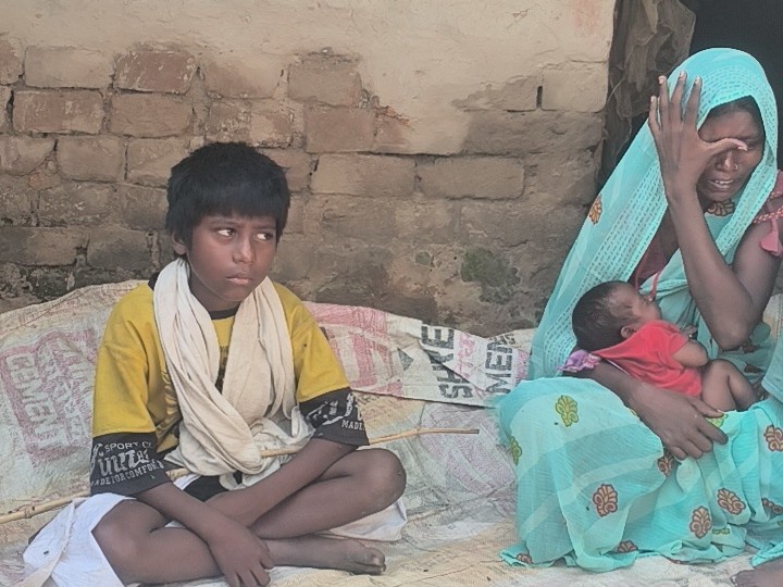 पति की मौत के बाद बच्चों के भविष्य के लिए परेशान मां।