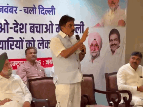 जयपुर में कांग्रेस के राष्ट्रीय महासचिव केसी वेणुगोपाल ने NSUI अध्यक्ष विनोद जाखड़ की तारीफ की। वेणुगोपाल के स्वागत की तैयारी के दौरान पायलट-गहलोत गर्मजोशी से मिले।