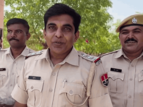 नागौर के खींवसर थाना इंचार्ज सुरेश चौधरी ने ड्यूटी पर तैनात महिला पुलिसकर्मी को फटकार लगाते हुए।