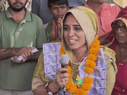 सीकर में पूर्व केंद्रीय मंत्री महादेव सिंह खंडेला की पुत्रवधु मीनाक्षी पंचायत चुनाव के मैदान में है।